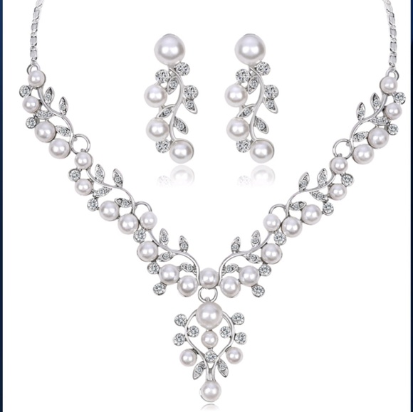 🚫SOLD🚫Necklace & Earring Set w/ Faux Pearls - Picture 2 of 7